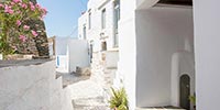 Allée pavée dans le village de Kastro à Sifnos