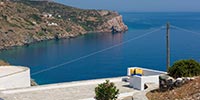 Terrasse ensoleillée avec chaises et vue sur la mer