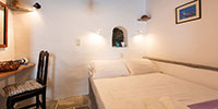 La chambre avec lit double au studio Konaki