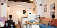 Le coin salon du studio Konaki à Kastro Sifnos